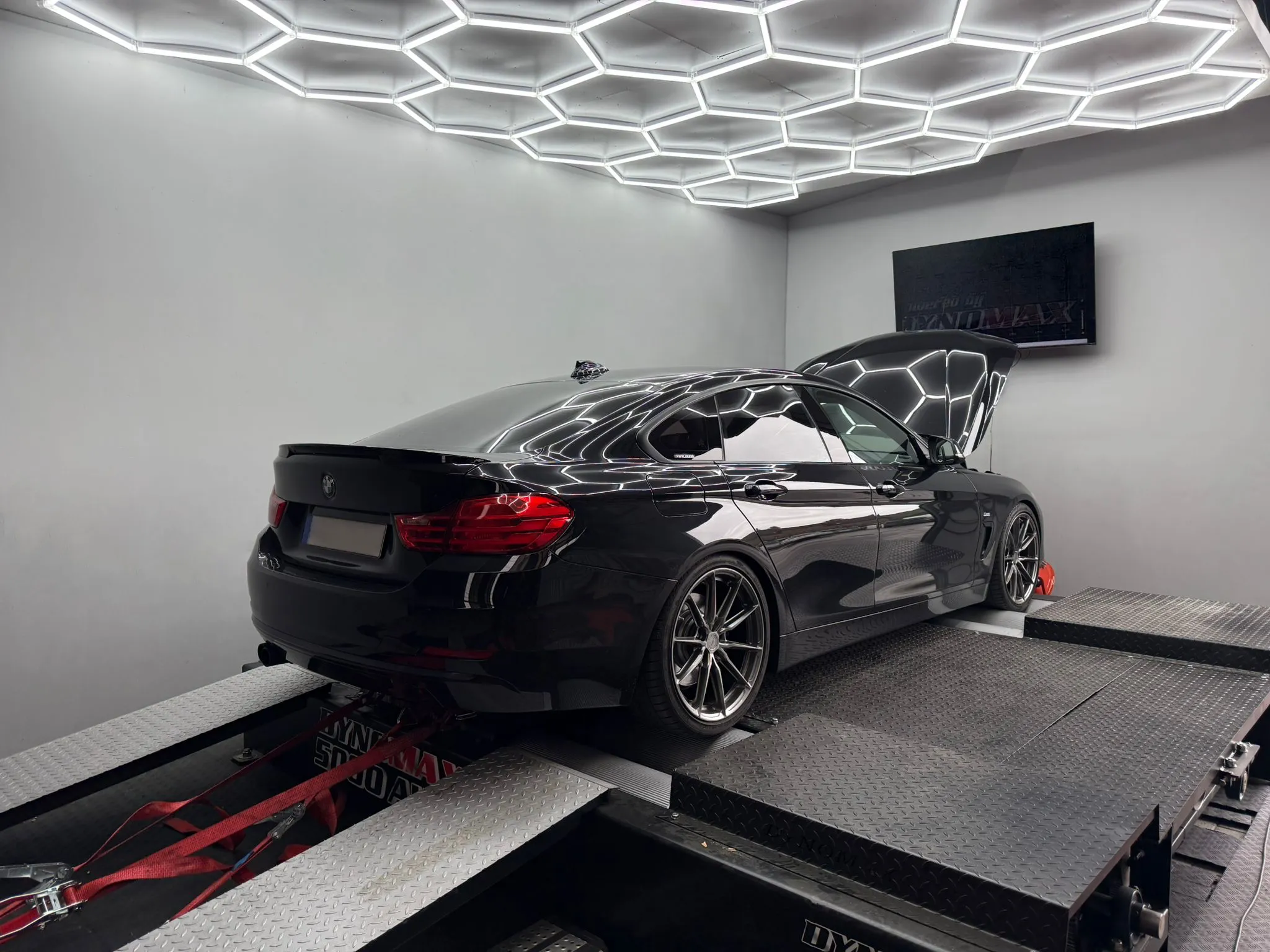 dynomax schwarzer bmw steht zur Messung bereit