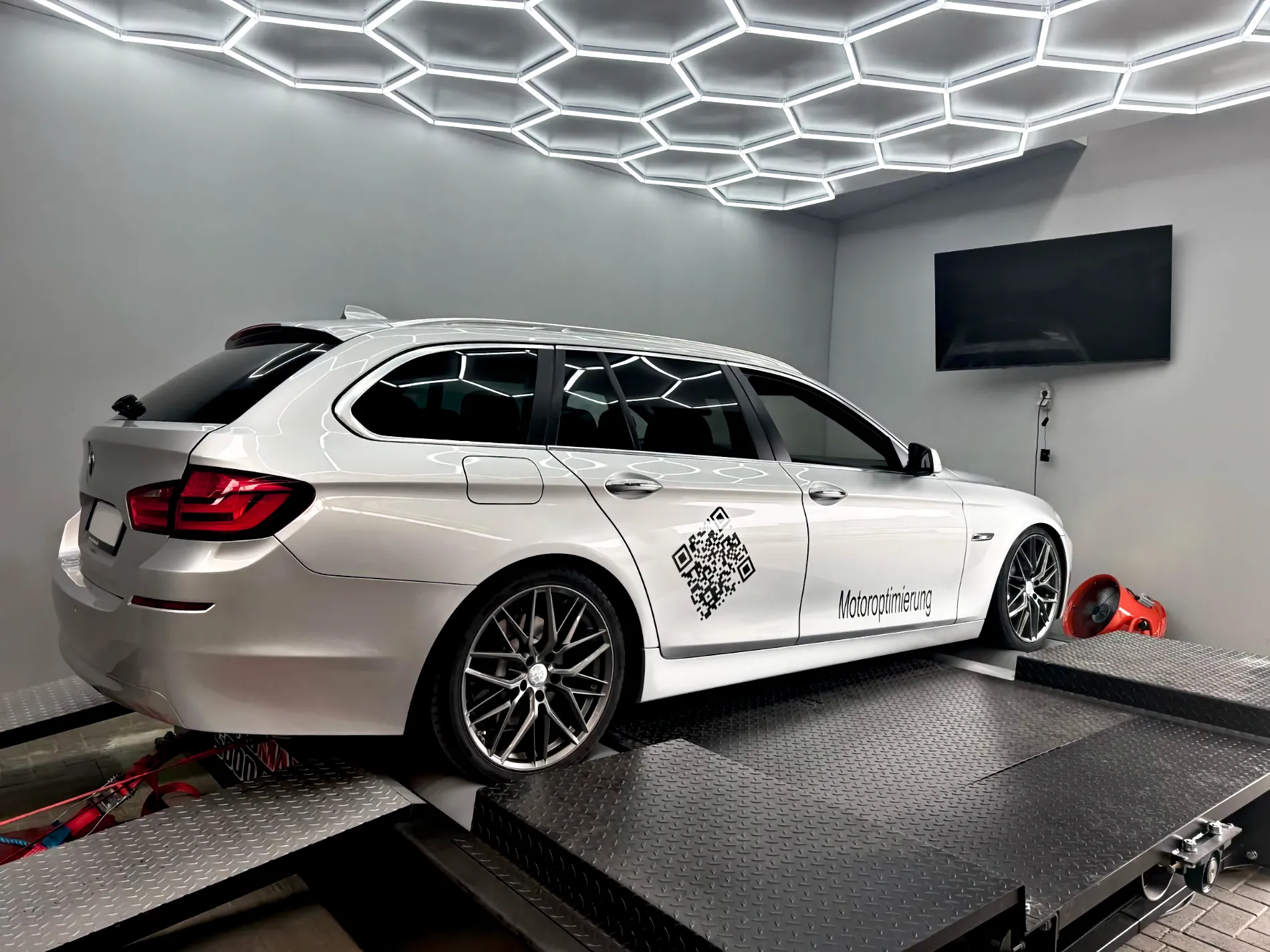 dynomax - Merzedes von Motoroptimierung steht zur Messung bereit