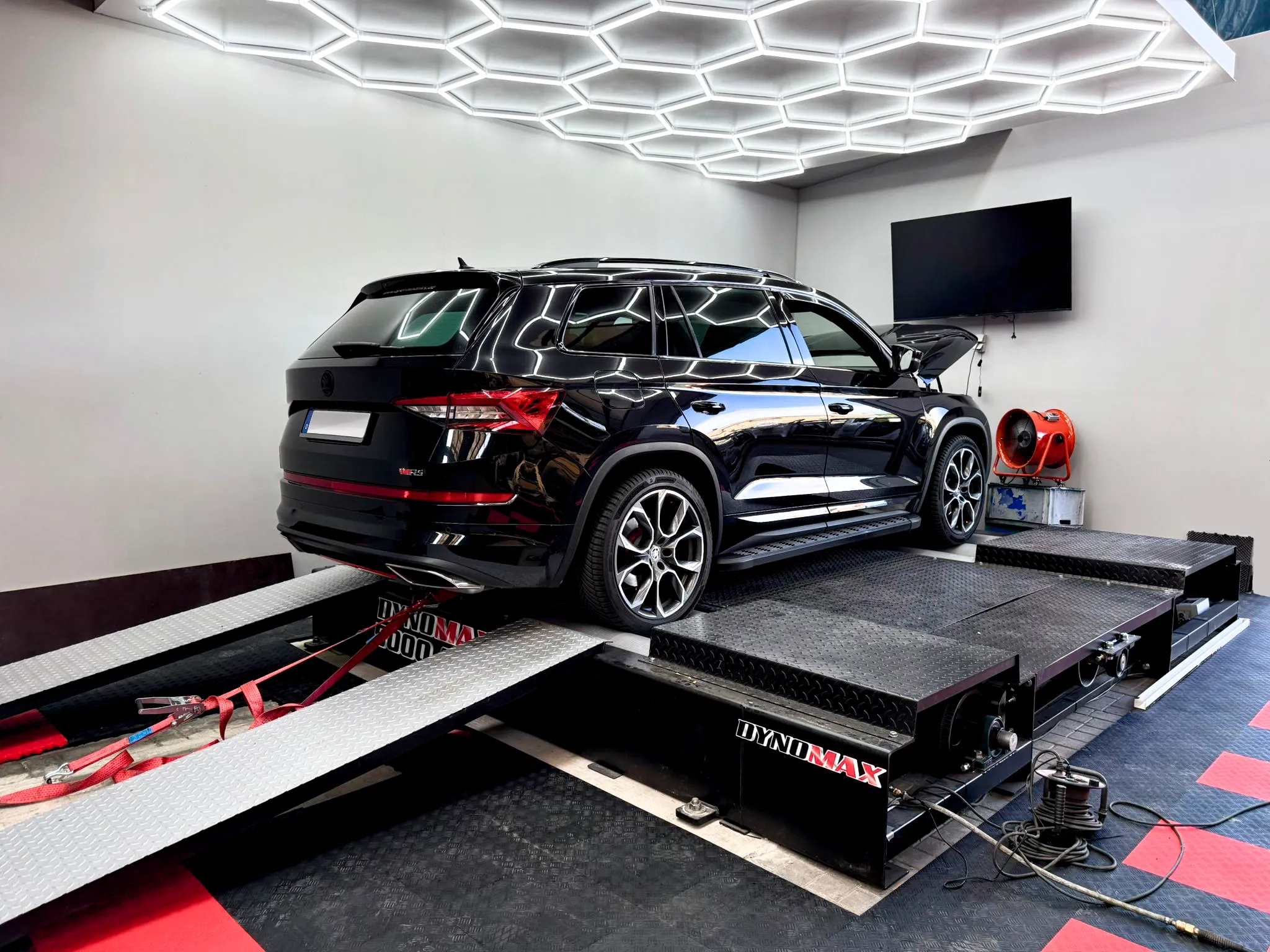 dynomax - schwarzer Skoda auf den Rollen