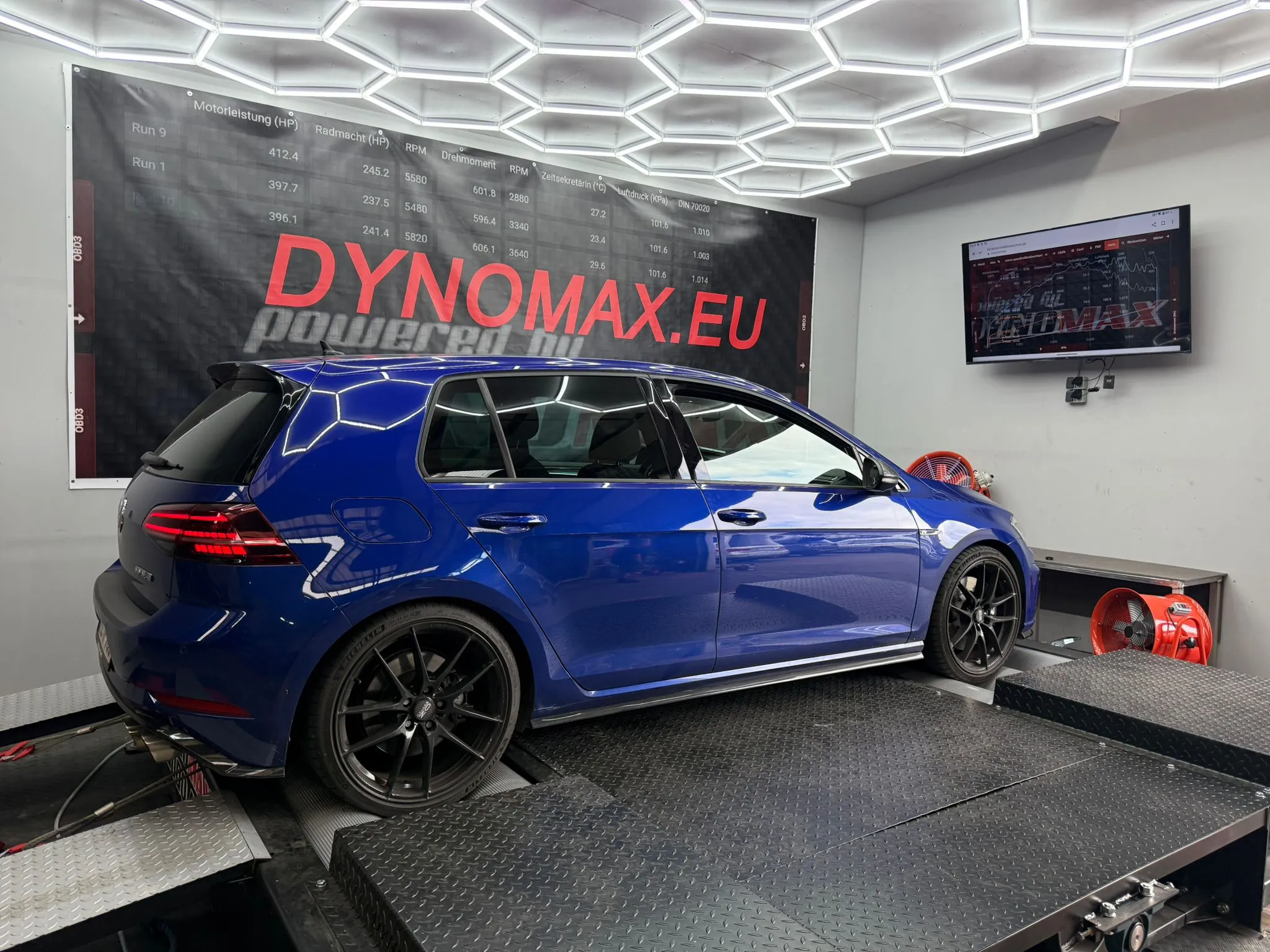 dynomax - marinblauer VW  steht zur MEssung bereit