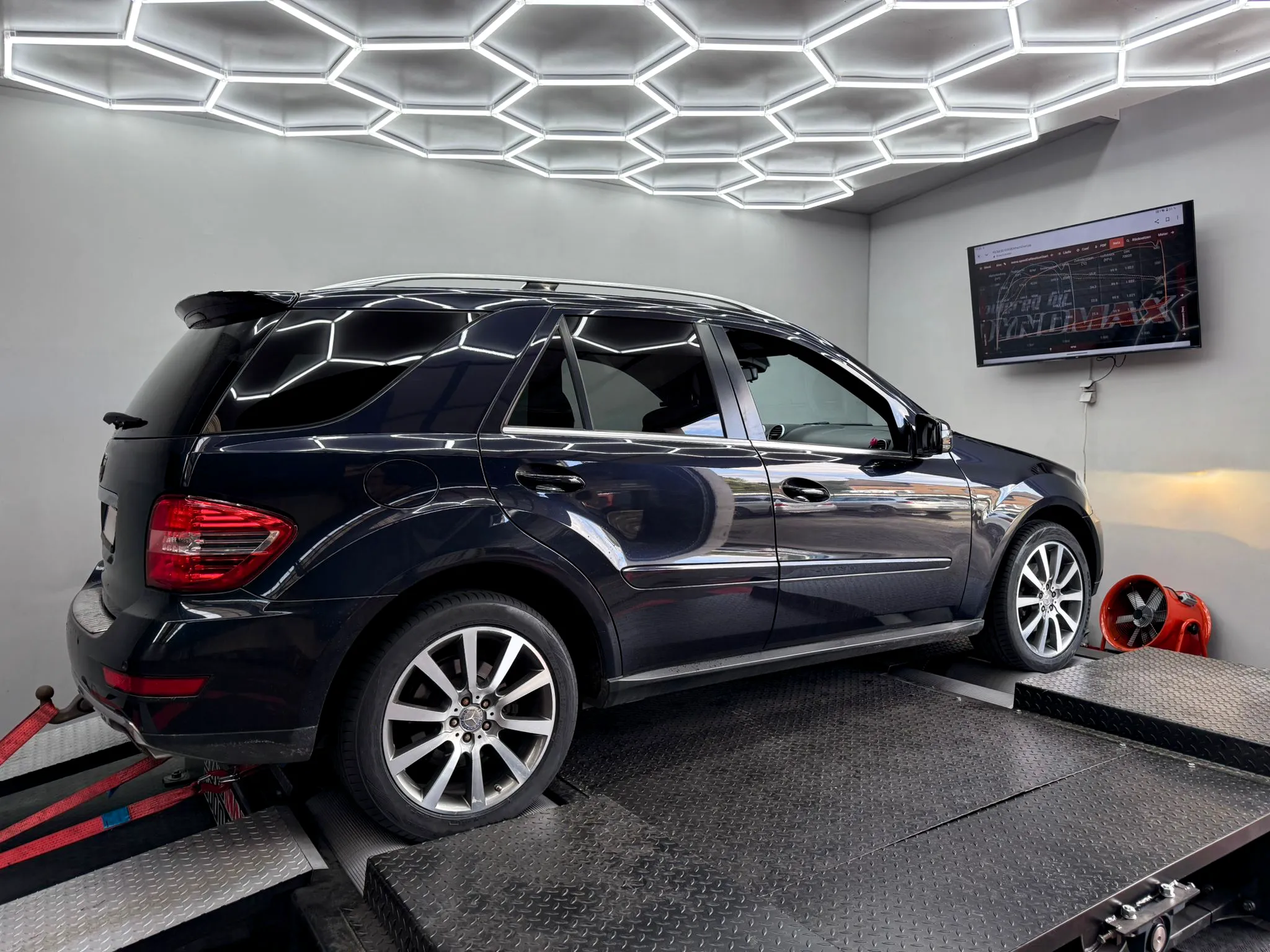 dynomax dunkelblauer Volkswagen steht gerade auf der Bühne